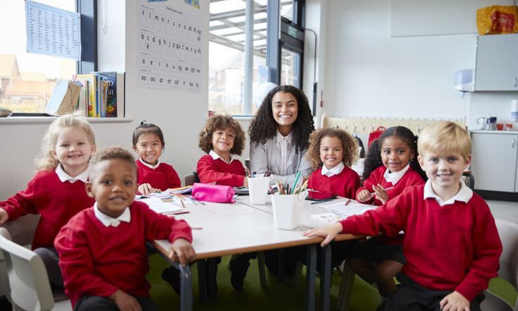 طلاب يقدمون الإذاعة المدرسية عن قيمة الصدق في طابور الصباح المدرسي