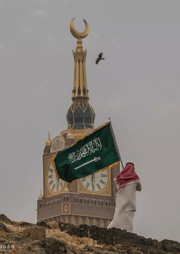 طالب يلقي كلمة الصباح بحماس عن رؤية 2030 أمام زملائه في طابور الصباح المدرسي.