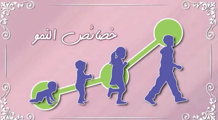 طلاب يقدمون الإذاعة المدرسية بحماس في ساحة المدرسة خلال طابور الصباح.