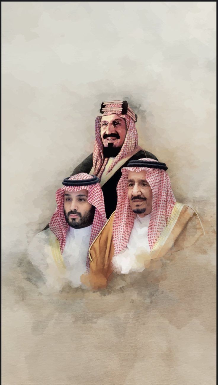 مجموعة من الطلاب يقدمون الإذاعة المدرسية في ساحة المدرسة احتفالاً بذكرى البيعة والولاء للقيادة