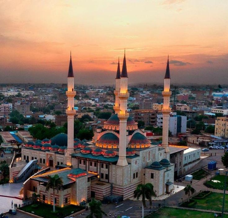 طلاب يقدمون فقرات الإذاعة المدرسية بحماس أمام زملائهم في طابور الصباح