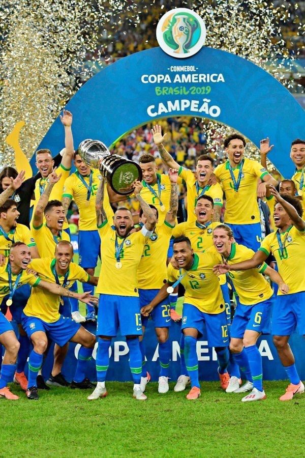 طلاب يقدمون إذاعة مدرسية ممتعة عن جغرافيا العالم في طابور الصباح