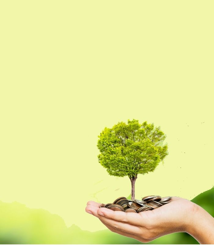 طالب يلقي كلمة الصباح عن فضل الصدقة وأهمية العطاء أمام زملائه في طابور الصباح المدرسي.