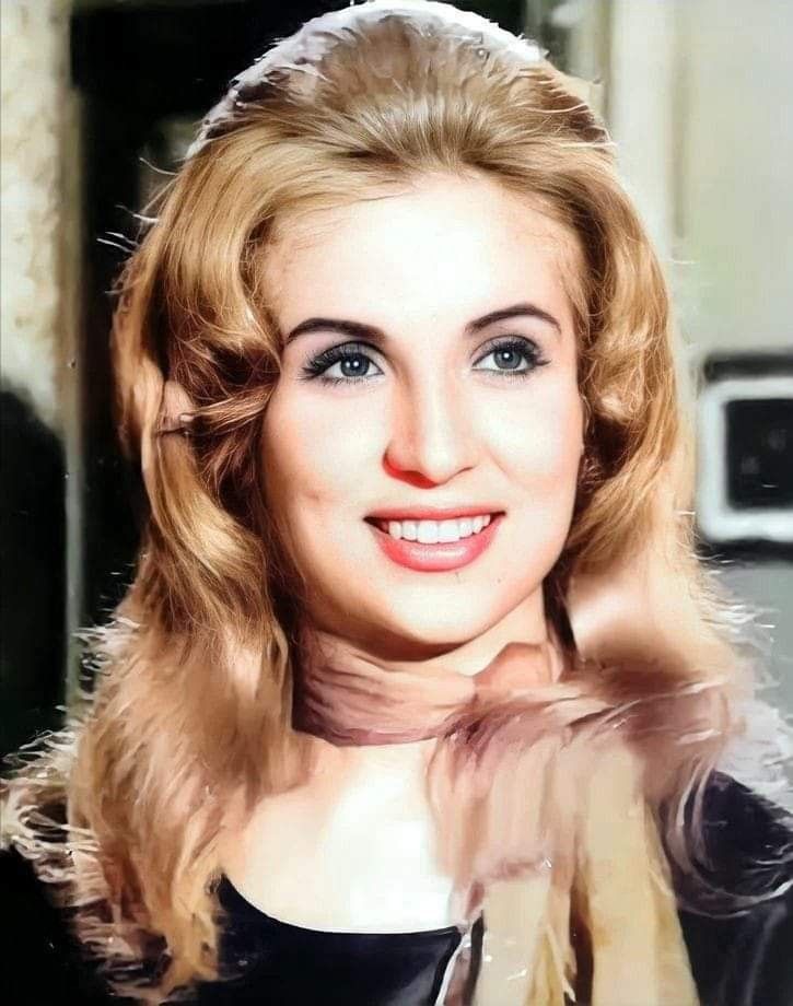 طلاب يقدمون برنامجا في الإذاعة المدرسية بحماس أمام زملائهم في طابور الصباح