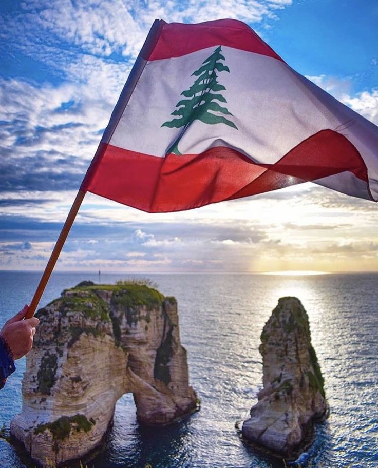 طلاب يقدمون الإذاعة المدرسية في طابور الصباح بحماس وتفاعل أمام زملائهم ومعلميهم