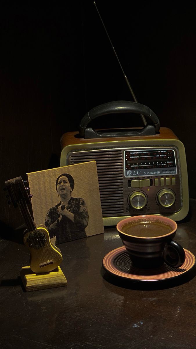 صورة فنية بالأبيض والأسود لكوكب الشرق أم كلثوم، سيدة الغناء العربي، وهي تقدم فقرة في إذاعة مدرسية عن الفن الهادف والإرث الخالد