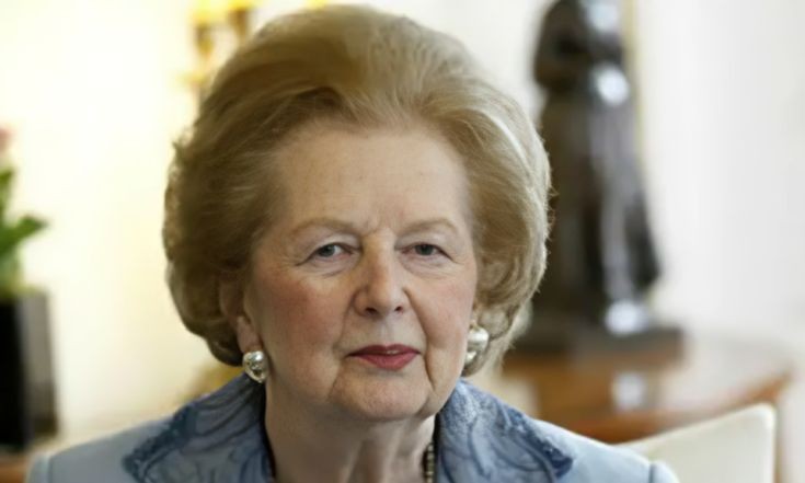 طلاب يقدمون فقرات الإذاعة المدرسية بحماس في طابور الصباح أمام زملائهم