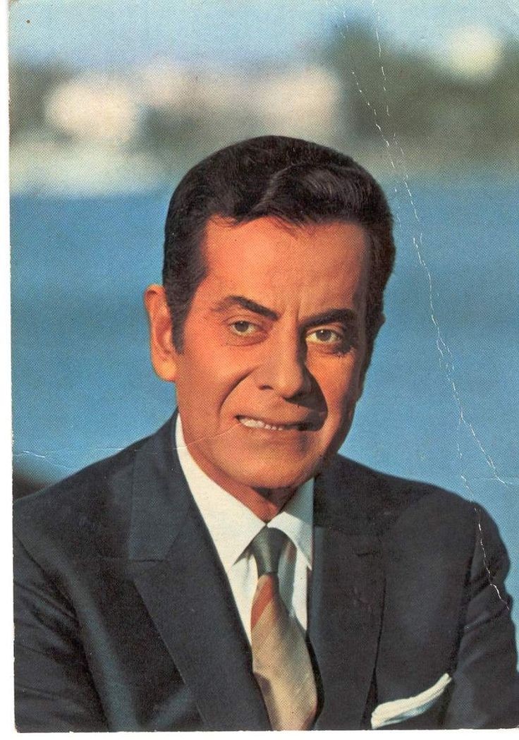 صورة أرشيفية للموسيقار فريد الأطرش وهو يعزف على العود، رمز للإبداع الفني والمثابرة في تاريخ الفن العربي