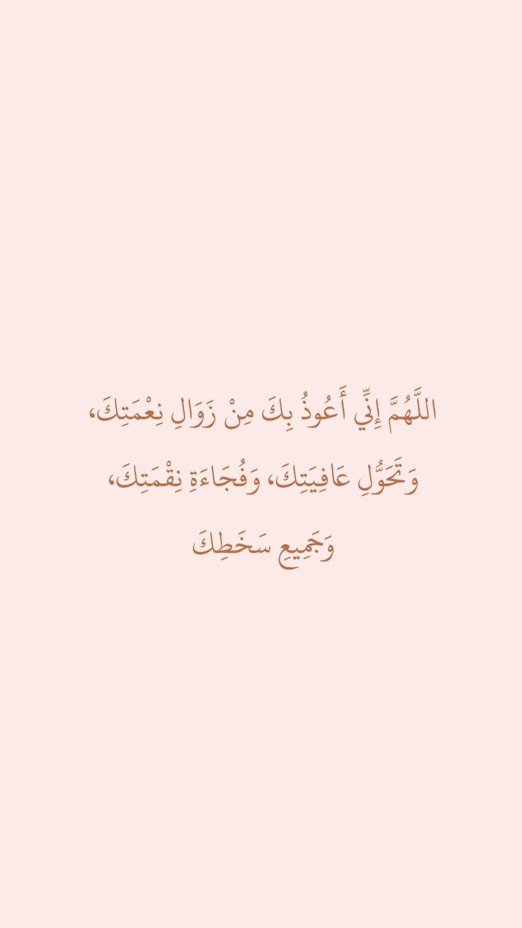 طالب يلقي كلمة الصباح بحماس في الإذاعة المدرسية عن قيمة شكر النعم أمام زملائه في طابور الصباح.