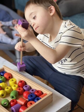 طلاب يقدمون فقرات الإذاعة المدرسية في طابور الصباح بحماس وثقة.