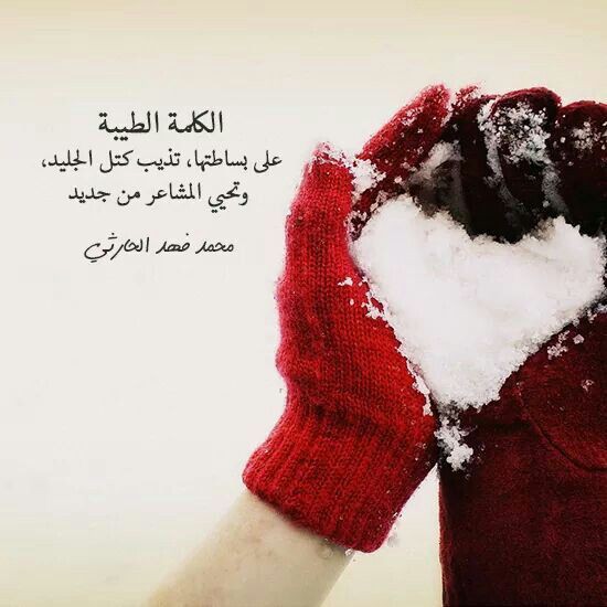 طلاب يقدمون فقرات الإذاعة المدرسية بحماس في طابور الصباح أمام زملائهم.