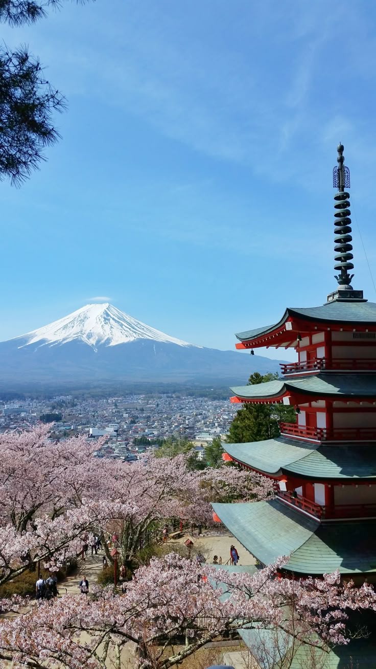 رسم توضيحي ملون لخريطة قارة آسيا يبرز معالمها وثقافاتها المتنوعة، مناسب للإذاعة المدرسية