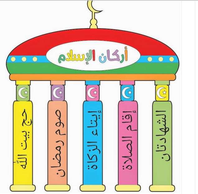 طلاب وطالبات يقدمون فقرات الإذاعة المدرسية بحماس في ساحة المدرسة أثناء طابور الصباح