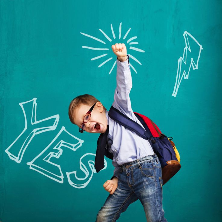 طلاب يقدمون فقرة هل تعلم في الإذاعة المدرسية بحماس أمام زملائهم في ساحة المدرسة.