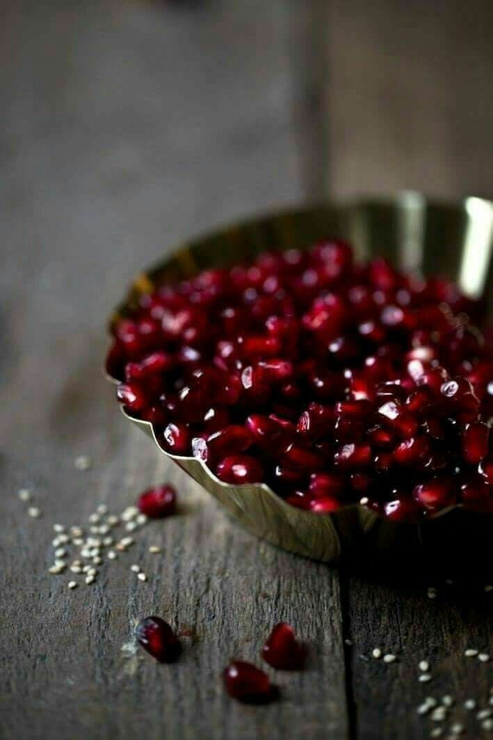 طالب يقدم فقرة عن فوائد الرمان في الإذاعة المدرسية الصباحية أمام زملائه