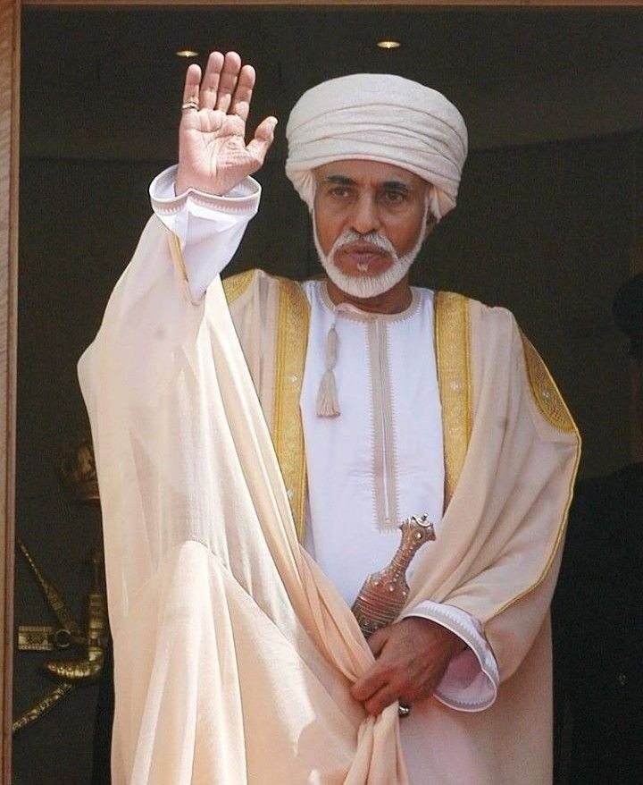 صورة رسمية للسلطان قابوس بن سعيد، باني نهضة عمان الحديثة، وهو يرتدي الزي العماني التقليدي.