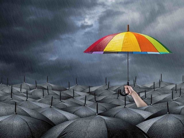 طالب يلقي كلمة الصباح عن التفاؤل بحماس أمام زملائه في طابور الصباح المدرسي