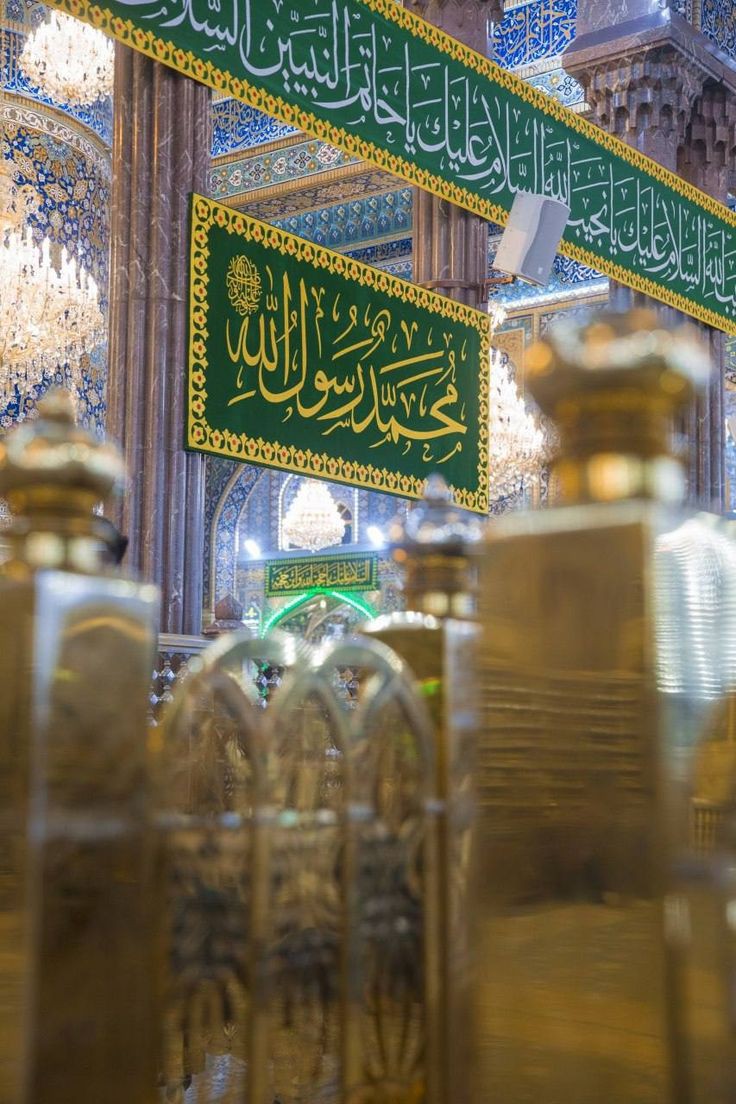 مجموعة من الطلاب يقدمون فقرات الإذاعة المدرسية في ساحة المدرسة أمام زملائهم في طابور الصباح.