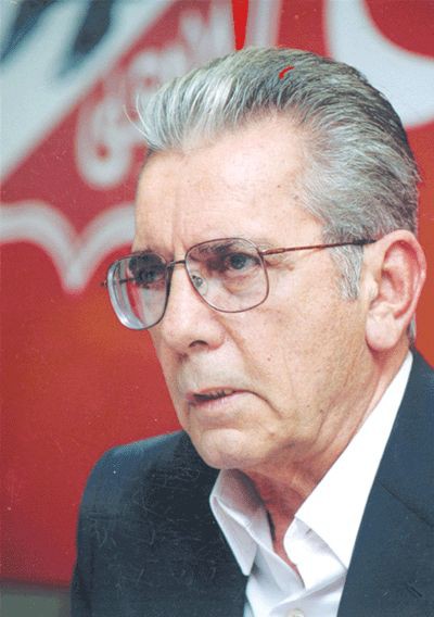 صورة تاريخية بالأبيض والأسود للكابتن صالح سليم، رمز القيادة والقدوة الحسنة في الرياضة المصرية، وهو ينظر بثقة تعكس شخصيته القوية.