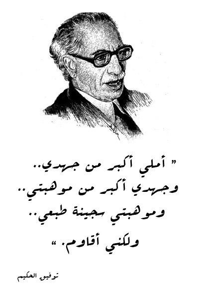 طالب يلقي كلمة الصباح بحماس في الإذاعة المدرسية عن أهمية القراءة وبناء العقول