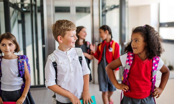 طلاب يقدمون الإذاعة المدرسية بحماس في طابور الصباح، مما يعكس أهمية المشاركة الطلابية في الأنشطة المدرسية