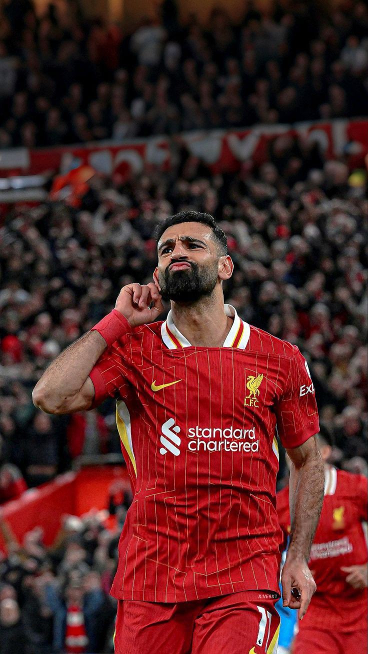 اللاعب المصري محمد صلاح يحتفل بتسجيل هدف مع فريقه ليفربول، نموذجًا للإصرار والنجاح في الإذاعة المدرسية