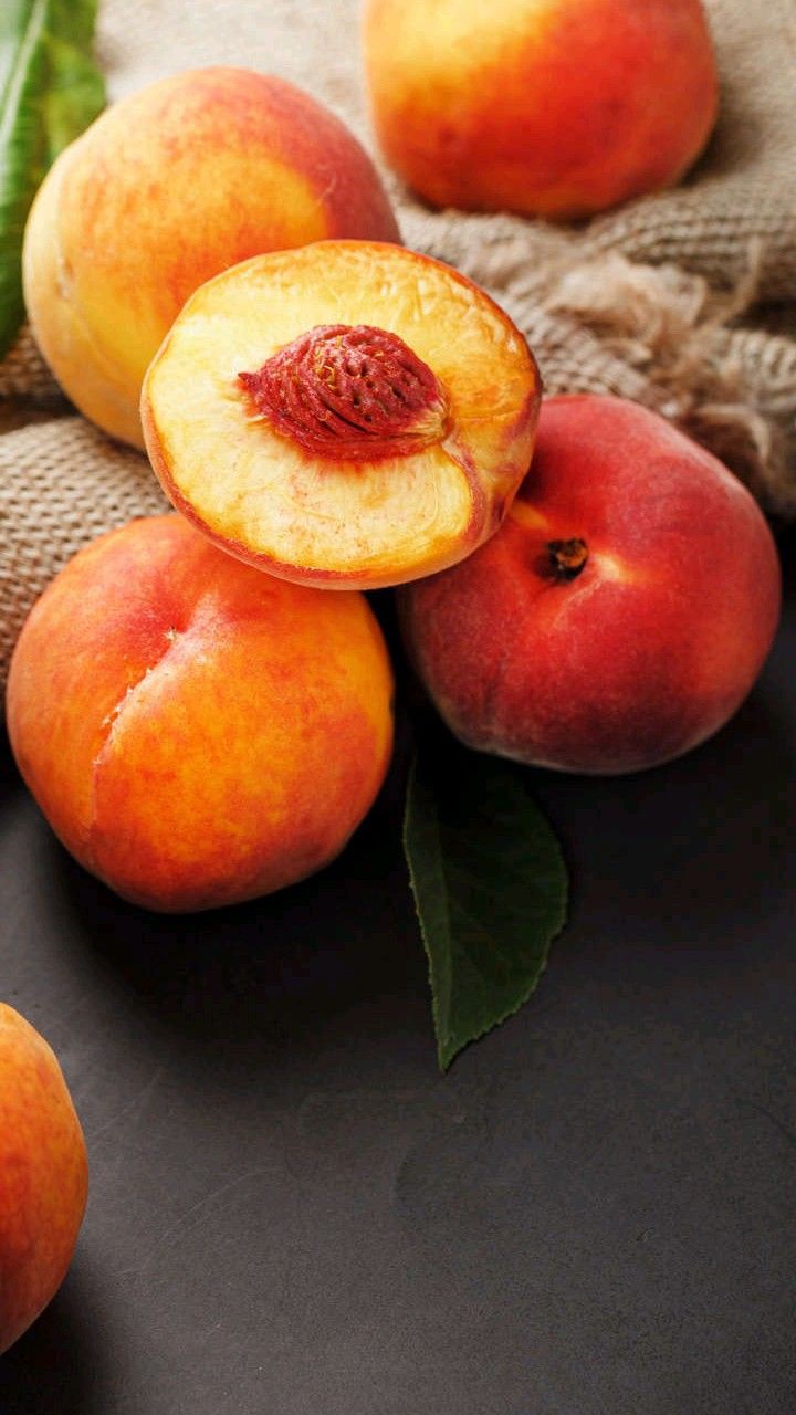 طالب يلقي كلمة الصباح عن فوائد الخوخ الصحية أمام زملائه في طابور المدرسة الصباحي