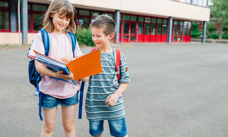 طلاب يقدمون الإذاعة المدرسية في طابور الصباح عن فضل بر الوالدين وأهميته
