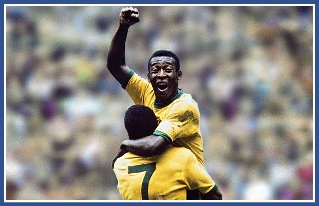 صورة أسطورة كرة القدم البرازيلي بيليه وهو يبتسم، رمزاً للإلهام والتميز الرياضي في الإذاعة المدرسية