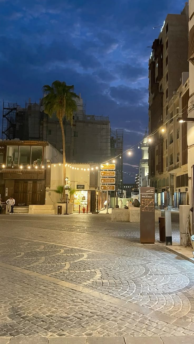 طلاب يقدمون الإذاعة المدرسية في طابور الصباح عن أهمية الحفاظ على الممتلكات العامة