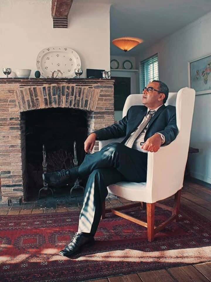 طلاب يقدمون الإذاعة المدرسية في طابور الصباح، رمزاً للنشاط الطلابي والثقافي في بيئة تعليمية ملهمة