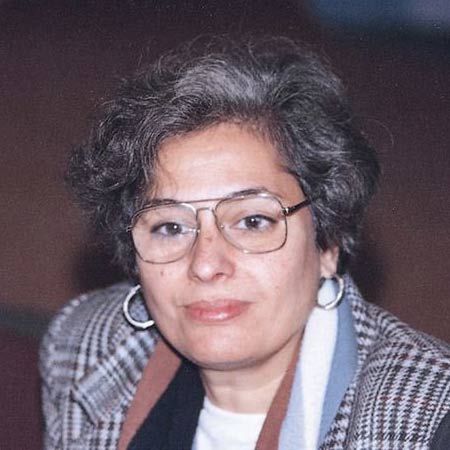 طالب يلقي كلمة الصباح في الإذاعة المدرسية عن أهمية القراءة والثقافة أمام زملائه في طابور الصباح